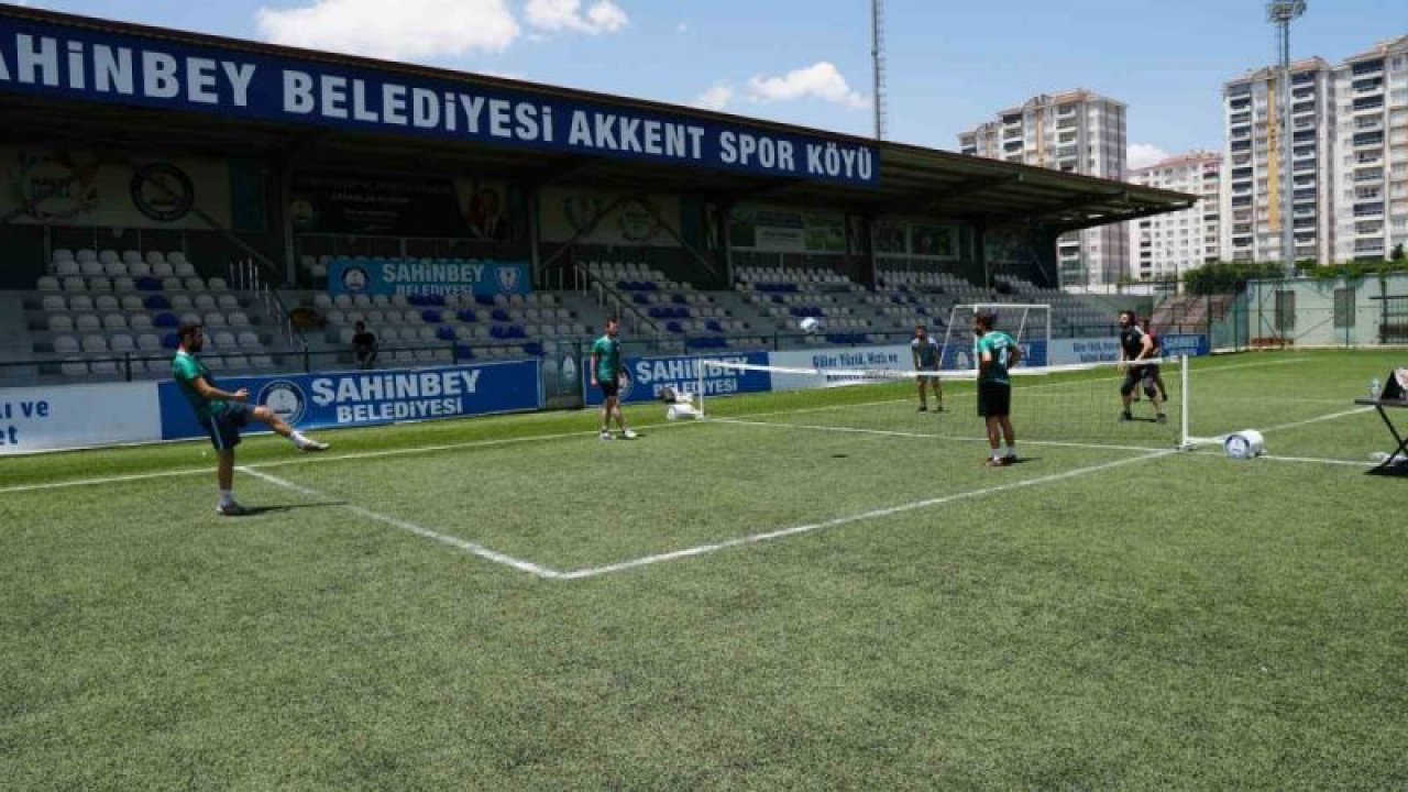 Şahinbey Belediyesi, öğretmenlerin motivasyonunu arttırmak için dart ve ayak tenisi turnuvası düzenledi