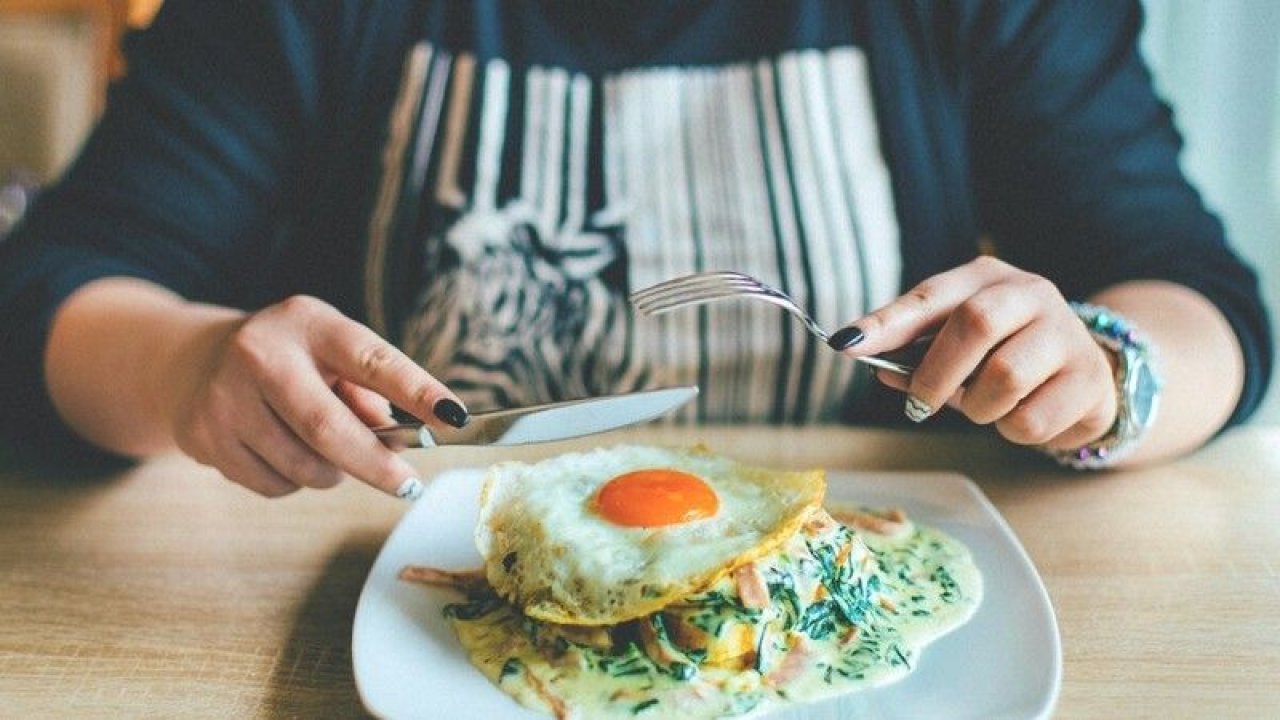 Yumurta tüketmek hem sağlığı hem de kilo vermeyi etkiliyor! Yapılan çalışma sonrasında, kilo vermek isteyenlere seçenek olarak yumurta sunuldu!