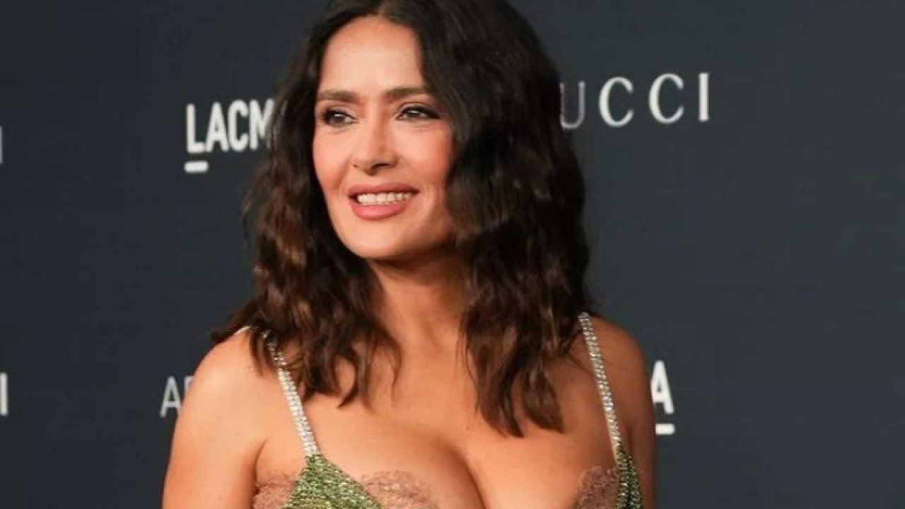 Salma Hayek’ten bikinili paylaşımlar! 56 yaşına giren güzel oyuncu kusursuz vücudu ile dikkat çekti!