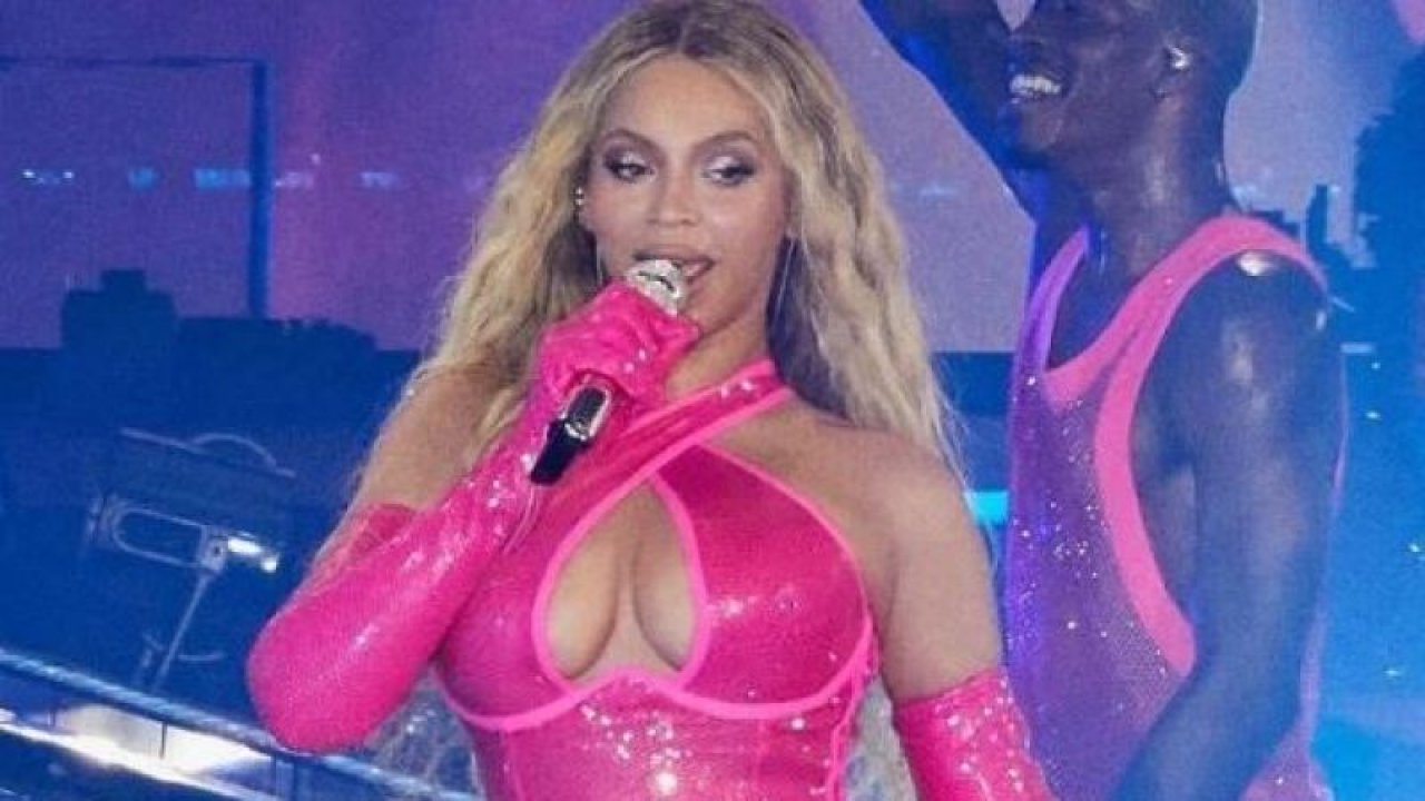 Dünyaca ünlü şarkıcı Beyonce derin göğüs dekolteli sahne kıyafetiyle yürek hoplattı! Derin bacak yırtmacıyla dans edince sosyal medya karıştı!