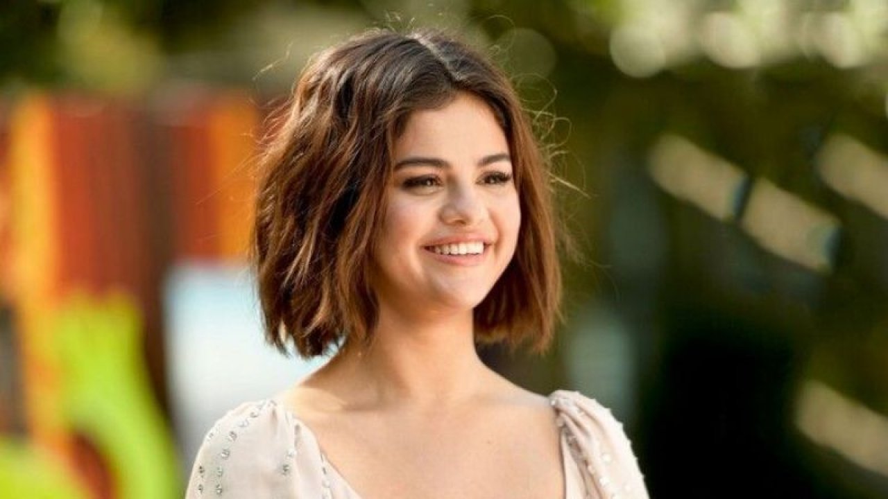 Selena Gomez paylaştı herkes şoke oldu! O nasıl göğüs öyle: Estetik mi fotoşop mu?