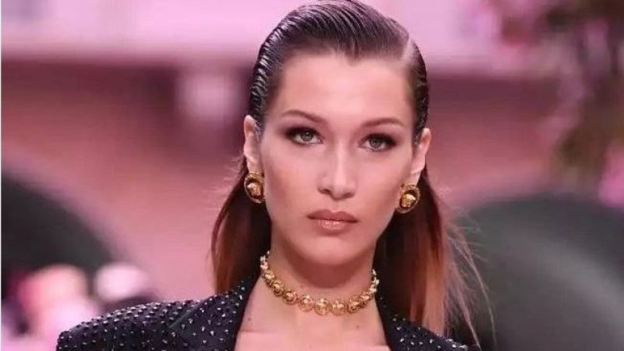 Bella Hadid’in bikinili pozları olay yarattı: Kusursuz güzel meğer o kadar da kusursuz değilmiş! Bella Hadid’in herkesten gizlediği kusuru ne?