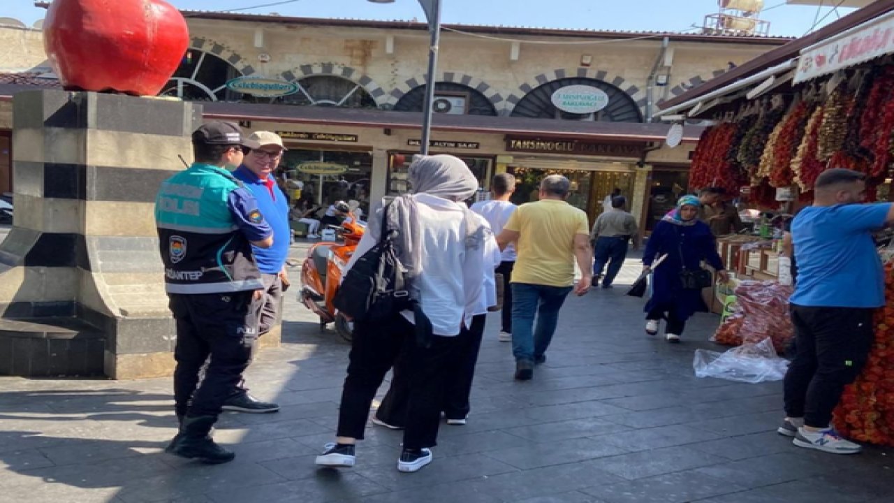 Gaziantep’te turizm polisleri turistlere yardımcı oluyor.