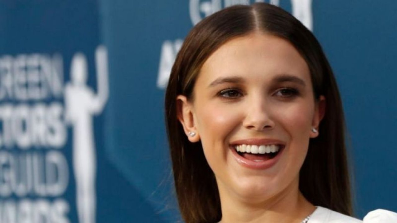 Stranger Things’in yıldızı Millie Bobby Brown sustu, kıvrımlı fiziği konuştu! Beyaz bikinili şezlong pozu!