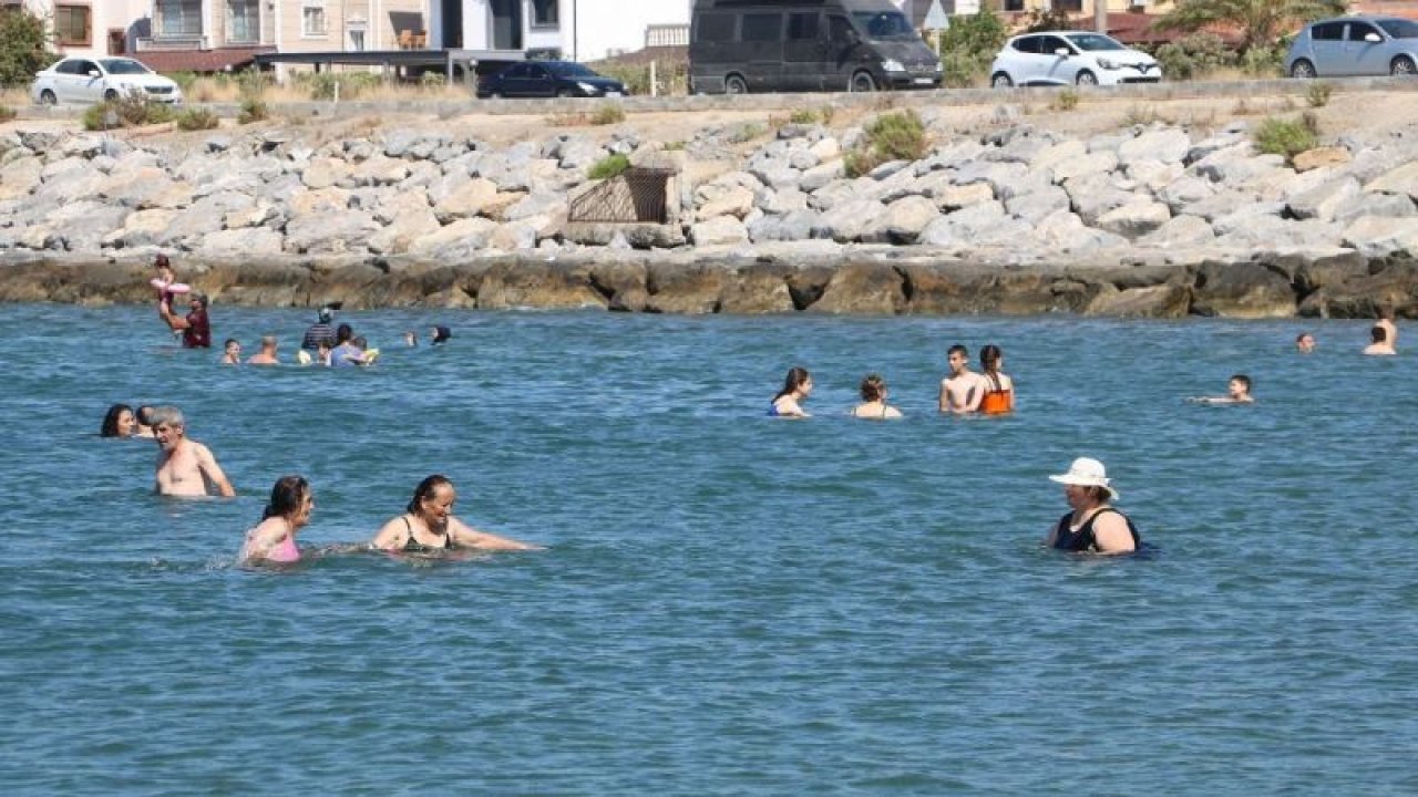 Sıcaktan bunalan Gaziantepli vatandaşlar, Akdeniz’de serinliyor