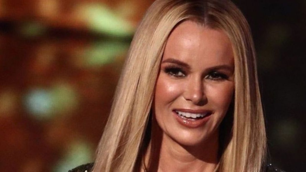 Amanda Holden bikinili paylaşımlarıyla nefes kesti! İpli bikinisiyle takipçilerine sevindirdi! 52 yaşındaki güzel model gençlere taş çıkardı!