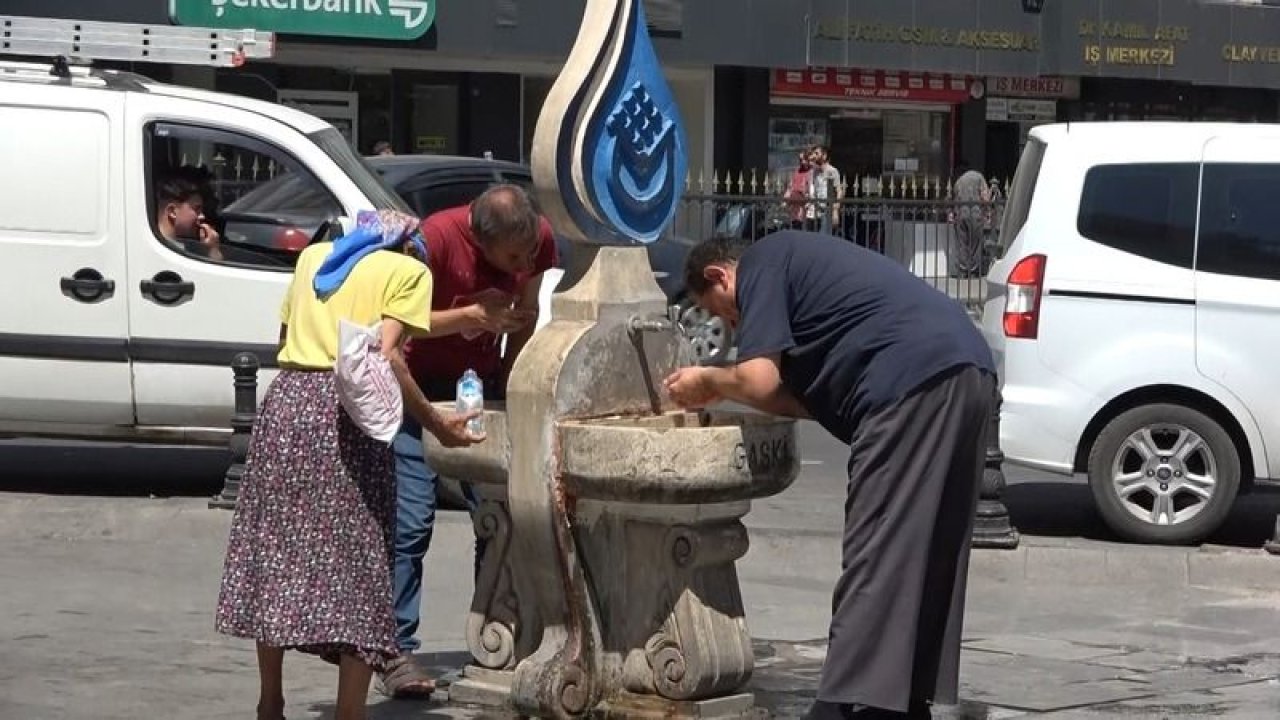 Gaziantep kavruluyor! Gaziantep'te meydanlar boşaldı. Vatandaşlar klimalı ve gölgelik yerlerde sıcaklardan korunmaya çalışıyor