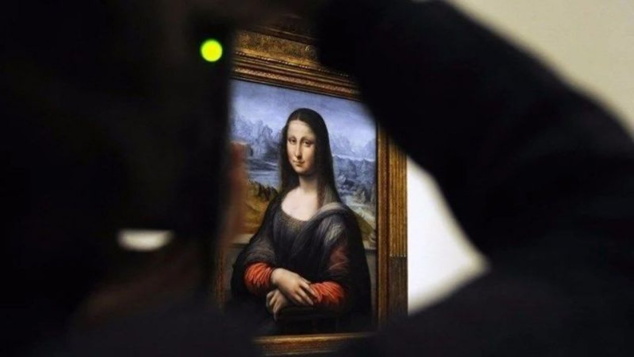 Mona Lisa yapay zeka ile buluştu! Cinselliği öne çıkaran büyük göğüs dekoltesi ile viral oldu!