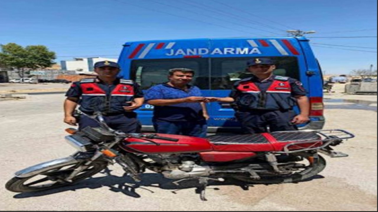 Gaziantep'te 15 yıl önce çalınan motosikleti jandarma ekipleri bulup sahibine teslim etti