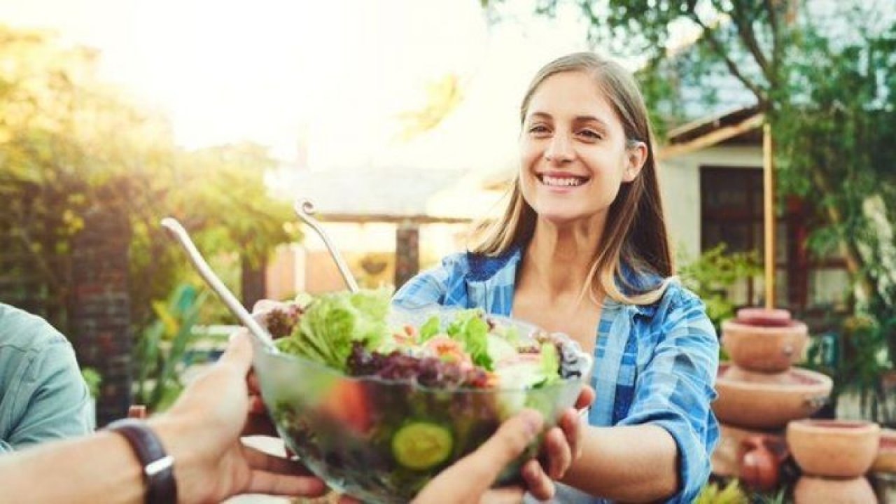 Yemeğin Yanında Sıkça Salata Tüketenler Dikkat: Aslında O Kadar da Masum Değilmiş.. Salatada Bu Detaylara Dikkat Etmek Gerekiyor