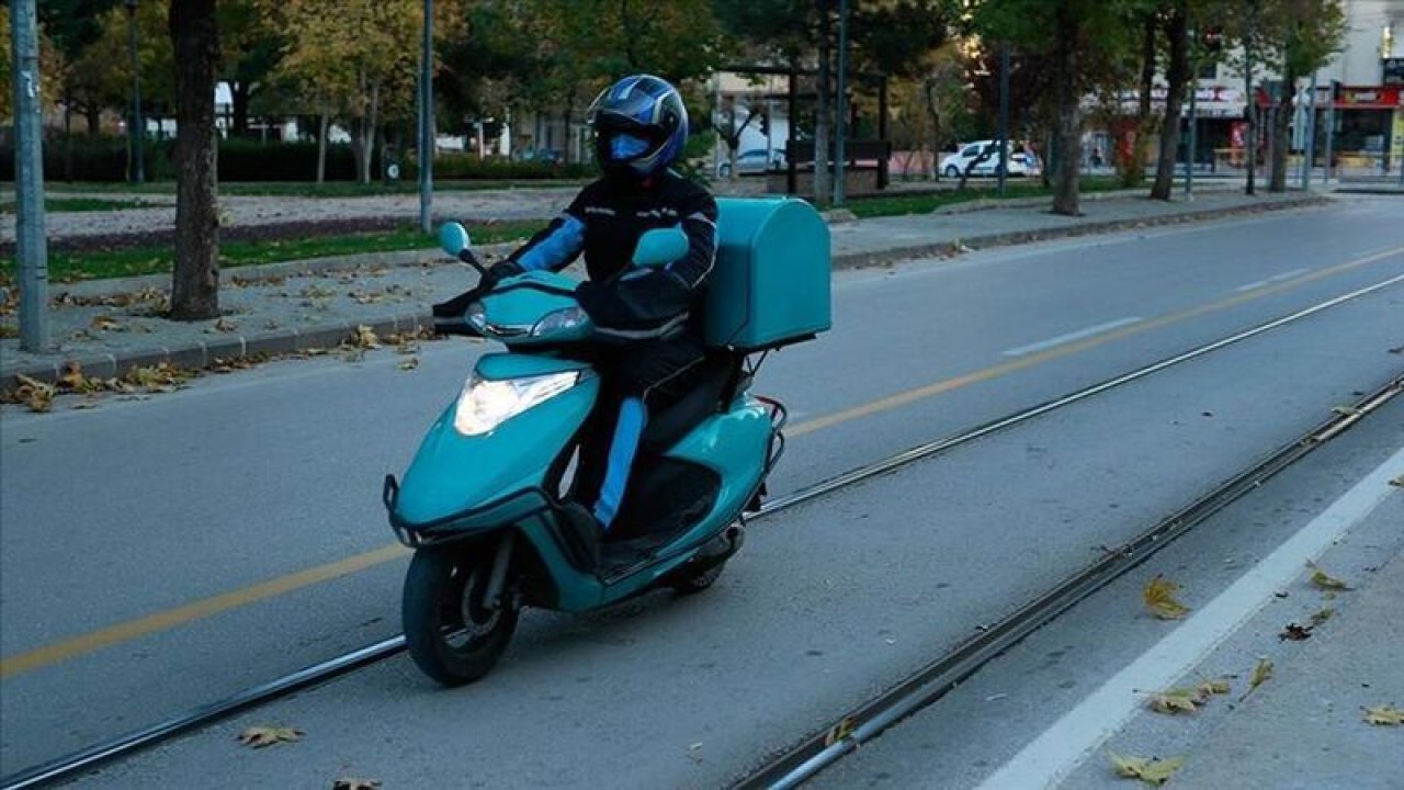 Moto kuryenin aylık maaşı viral oldu! O rakamı duyanlar kulaklarına inanamadı… Yüksek maaş tartışması sosyal medyada çığ gibi büyüdü