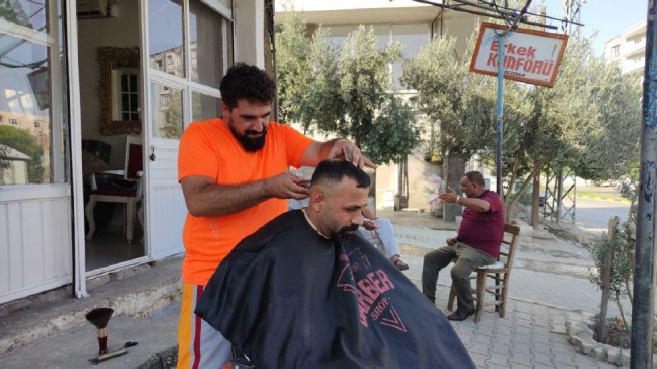 Gaziantep'te Sıcak havalarda berberler dükkanlarını sokağa taşıdı