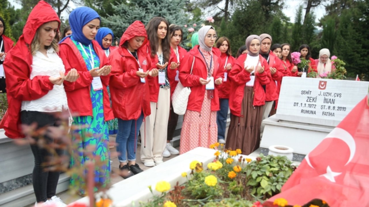 Gaziantep'ten Ordu'ya giden 40 kız öğrenci şehit babasının fındığını hasat etti