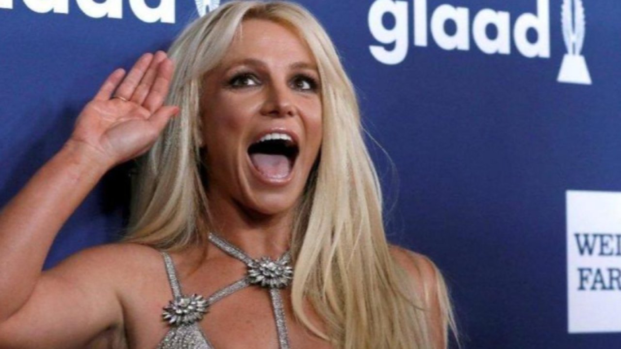 Britney Spears önce yataktan çıplak pozunu paylaştı, sonra eve çağırdığı 6 “favori erkeğiyle” boşanma partisi verdi!