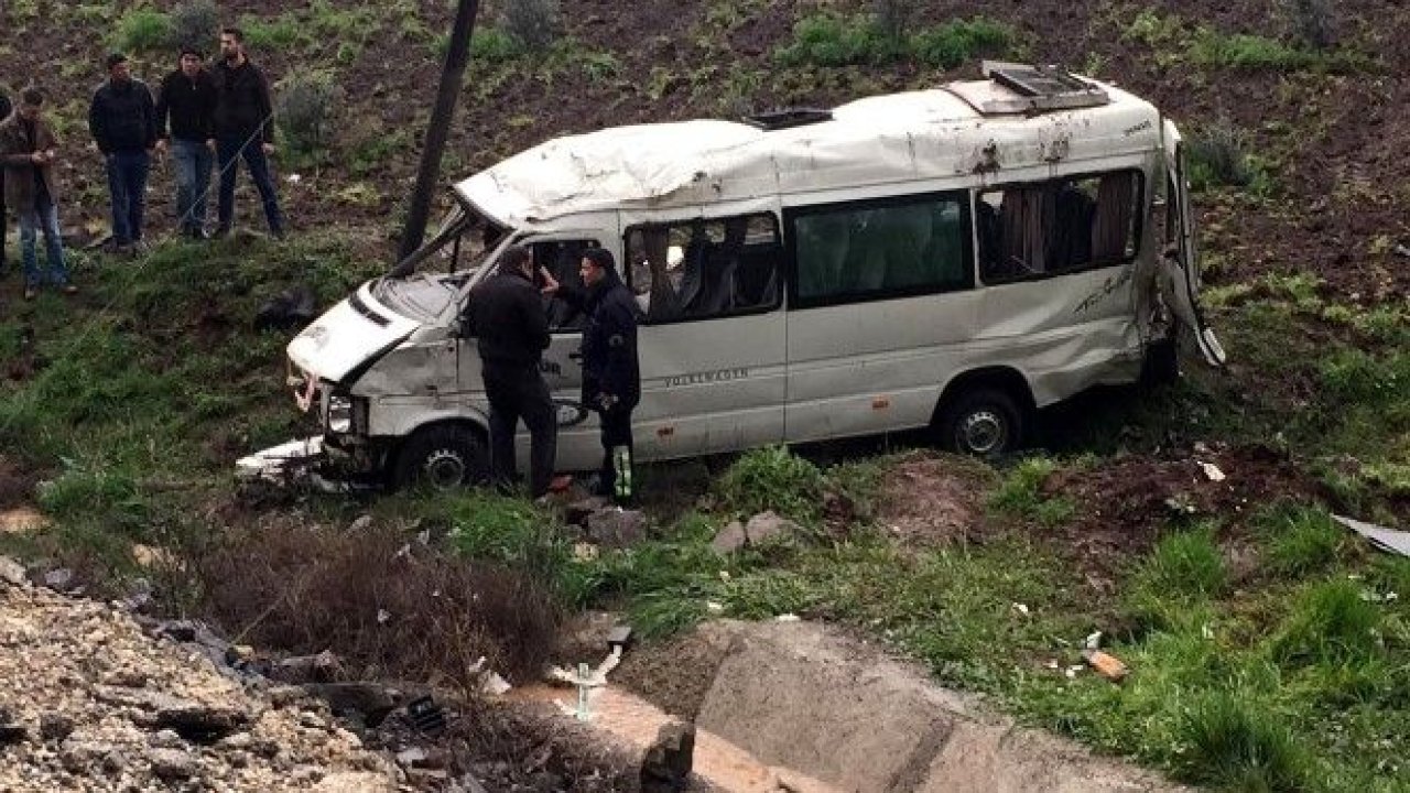 Dolu sebebiyle kayganlaşan yolda minibüs devrildi: 1 ölü, 15 yaralı