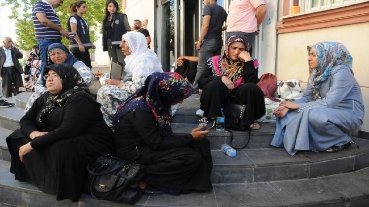 Evlatları için nöbet tutan aile sayısı 13'e yükseldi