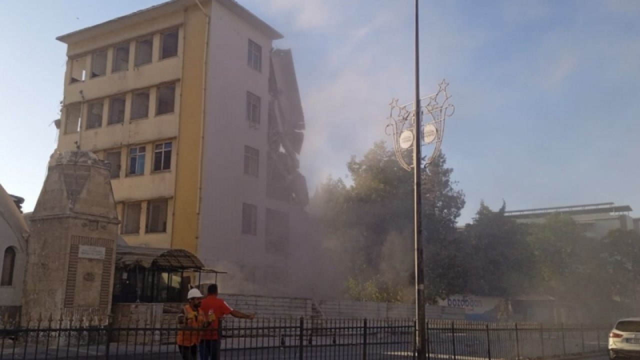 Gaziantep'te Vatandaşlar İsyan etti: 'BU NASIL YIKIM'... Gaziantep'te yıkımlarda ortaya çıkan toz-duman, kanser tedavisi gören hastaların hayatını tehdit ediyor.