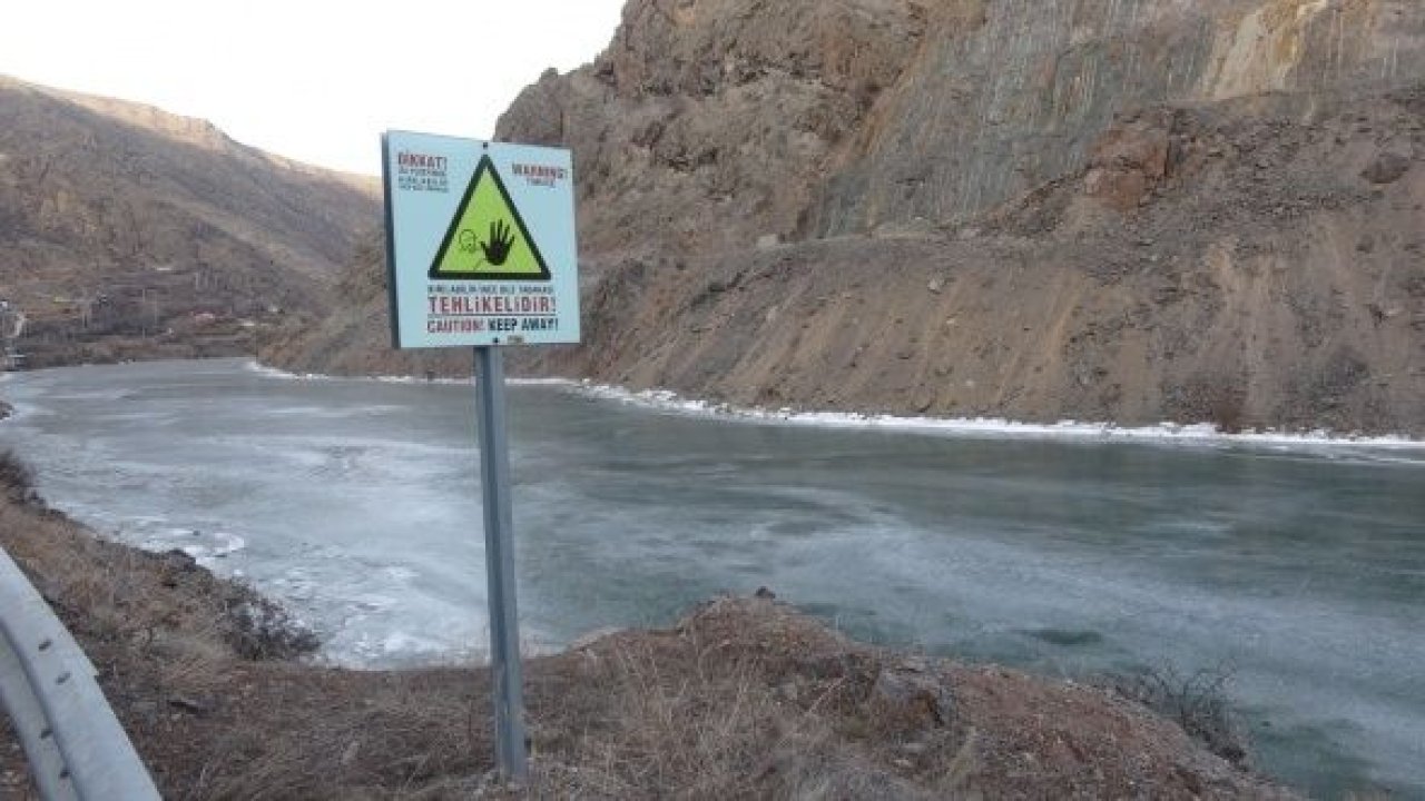 Türkiye'nin en hızlı akan nehri olan Çoruh buz tuttu